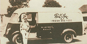 ビル・ケリーが1951年式サーカーに乗って冷凍ドッグフードを配達していた頃の写真