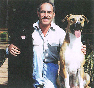 シーワールドのアニマルトレーナーであるジョー・スレイブン氏と犬たち